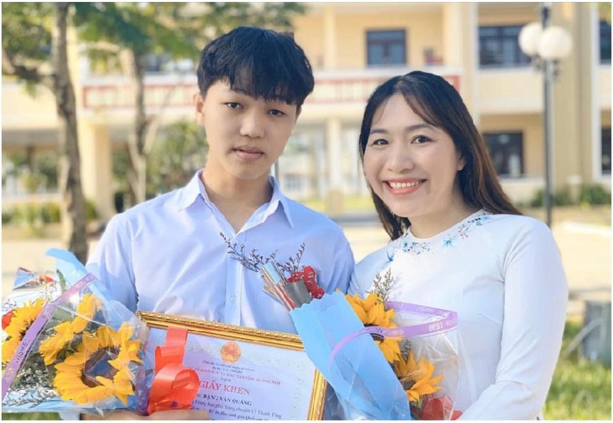 Học sinh Đặng Văn Quang cùng cô giáo trường THPT chuyên Lê Thánh Tông, TP. Hội An.