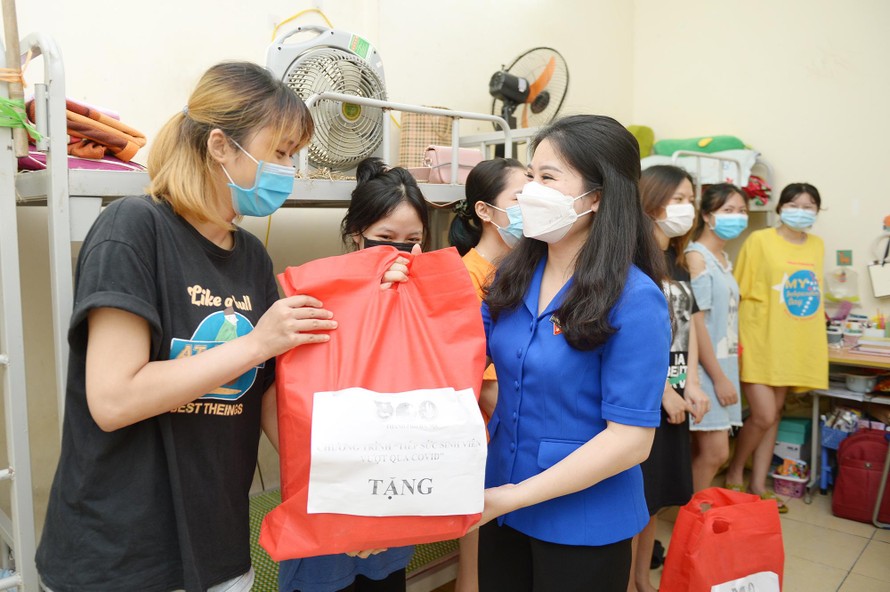 Chị Chu Hồng Minh - Bí thư Thành Đoàn Hà Nội tặng quà sinh viên tại Ký túc xá Mỹ Đình.
