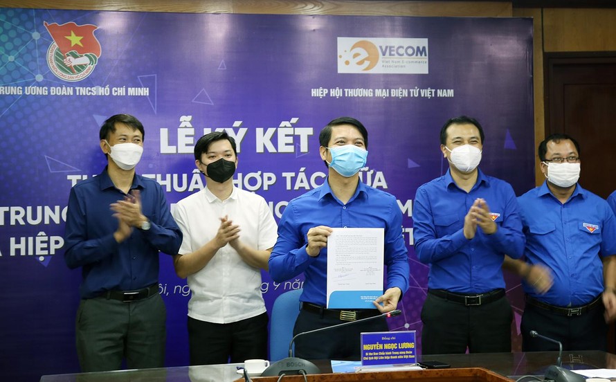 Anh Nguyễn Ngọc Lương ký kết nội dung hợp tác giữa T.Ư Đoàn và Hiệp hội Thương mại điện tử Việt Nam. 
