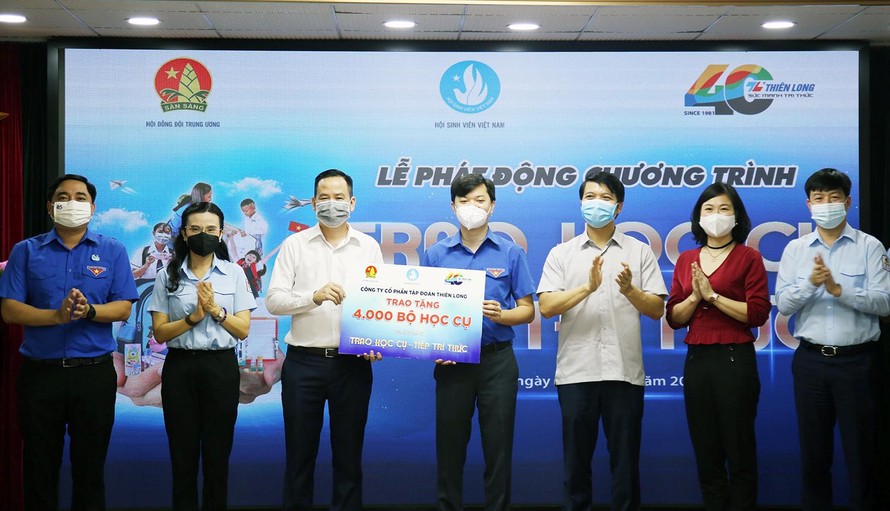 Đại diện Tập đoàn Thiên Long trao tặng 4.000 bộ học cụ (giai đoạn 1) cho chương trình “Trao học cụ - Tiếp tri thức” năm 2021.