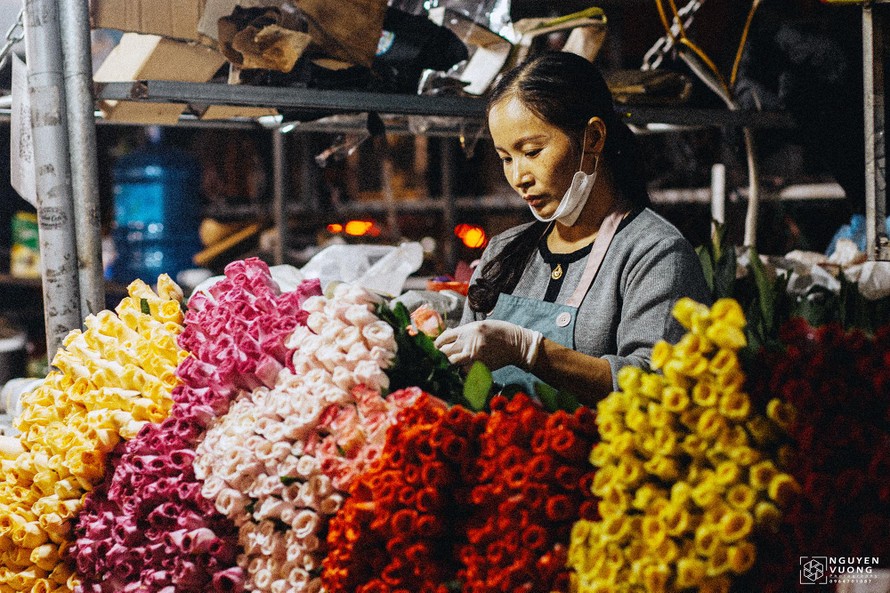 Chợ hoa đêm Quảng Bá điểm ‘check-in’ của giới trẻ Hà thành