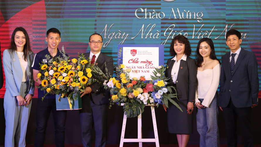 Cầu thủ Đỗ Hùng Dũng - Đội tuyển bóng đá Quốc gia Việt Nam, đại diện cho sinh viên Chương trình Quản trị kinh doanh dành cho Tài năng Thể thao tặng hoa chúc mừng nhà trường.
