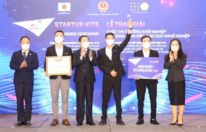 Thứ trưởng Bộ LĐ TB&XH Lê Tấn Dũng trao giải Nhất cho dự án "Gậy thông minh" cho sinh viên trường CĐ Việt - Đức (Nghệ An).
