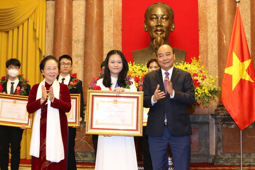 Chủ tịch nước Nguyễn Xuân Phúc trao Huân chương Lao động, nguyên Phó Chủ tịch nước Nguyễn Thị Doan trao vòng nguyệt quế cho các học sinh đoạt giải.