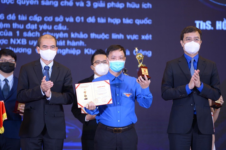 Anh Bùi Quang Huy (ngoài cùng bên phải) trao Giải thưởng Khoa học công nghệ Quả cầu Vàng 2021 tặng 5 tài năng trẻ tiêu biểu có mặt tại buổi lễ. Ảnh: DƯƠNG TRIỀU