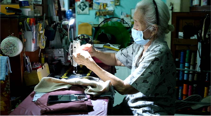 Khỏi bệnh COVID, cụ bà 83 tuổi tiếp tục may chăn, quần áo tặng người nghèo
