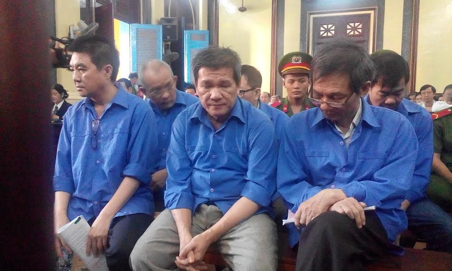 Bị cáo Dương Thanh Cường (ngồi giữa) là người chủ mưu trong vụ án này bị đề nghị mức án chung thân. Ảnh Việt Văn