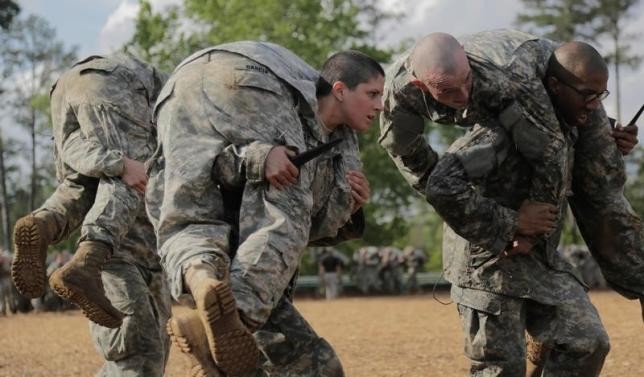 Kristen Griest đã trở thành người phụ nữ đầu tiên vượt qua khoá huấn luyện khắc nghiệp của quân đội Mỹ 