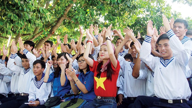 Nguyễn Lê Na (áo đỏ) ở đảo Nam Yết. Ảnh: Trường Phong