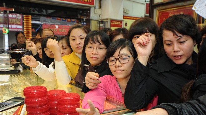 Người dân xếp hàng mua vàng cầu may ngày Thần Tài tại một cửa hàng trên phố Trần Nhân Tông, Hà Nội. Ảnh: xuân phú