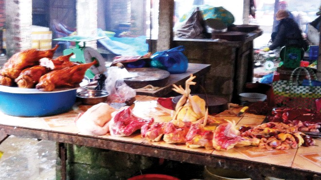 Gà giết mổ không qua kiểm dịch vẫn được bày bán tại chợ Hải Đông, TP Móng Cái. Ảnh: Thành Duy