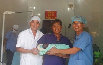 Bác sĩ, Đại úy Nguyễn Văn Phúc (người mặc áo xanh) cùng các đồng đội trực tiếp theo dõi, đỡ và đón cháu bé chào đời trên đảo. Ảnh: QĐND
