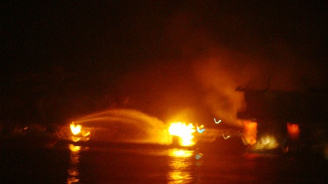 Sà lan chở dầu bốc cháy trên sông