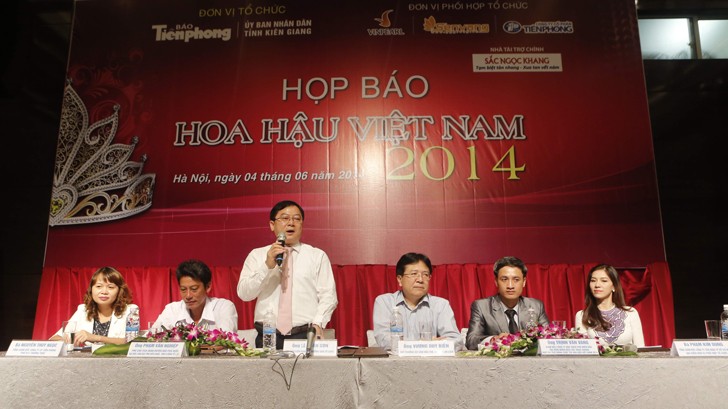 Tổng biên tập báo Tiền Phong, Trưởng Ban tổ chức cuộc thi Hoa hậu Việt Nam phát biểu tại cuộc họp báo
