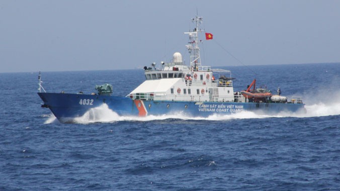 Tàu Cảnh sát biển 4032 của Việt Nam thực hiện quyền chấp pháp trên vùng biển Hoàng Sa. 