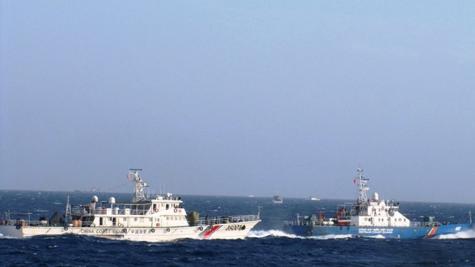 Tàu Hải cảnh Trung Quốc bám sát, hú còi, sẵn sàng đâm va tàu Cảnh sát biển 4032 của Việt Nam. Nguồn: Cảnh sát biển Việt Nam