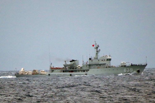 Tàu quân sự quét mìn 839 của Trung Quốc liên tục quần thảo, uy hiếp, ngăn cản lực lượng tàu CSB Việt Nam