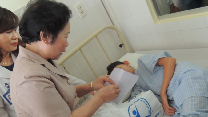 Phó Chủ tịch nước Nguyễn Thị Doan tặng quà cho các em mắc bệnh tim bẩm sinh tại bệnh viện Hoàn Mỹ Đà Nẵng