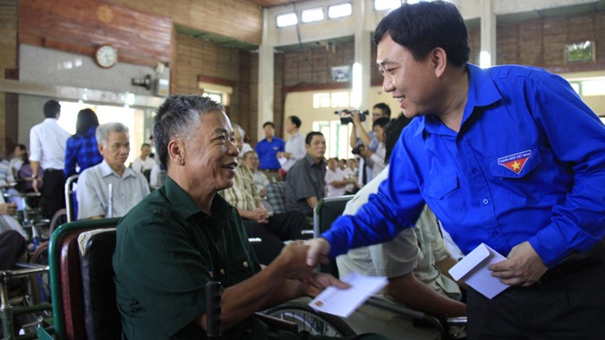 Anh Nguyễn Mạnh Dũng tặng quà cho thương binh điều trị tại Trung tâm điều dưỡng thương binh Thuận Thành. Ảnh: Trường Phong