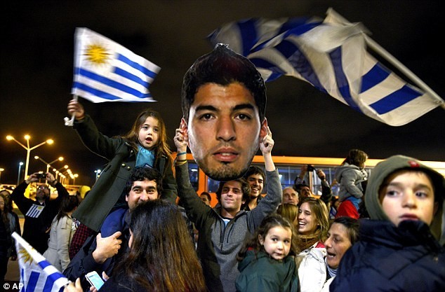 Người Uruguay tung hô Suarez như người hùng sau hành động cắn người của anh