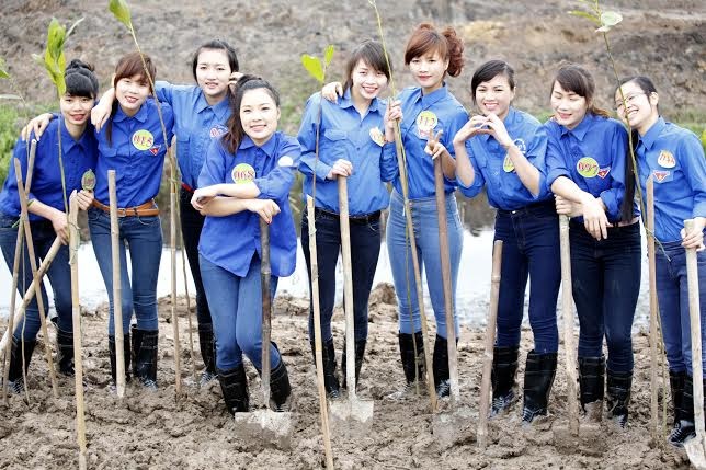 Người đẹp Kinh Bắc trồng cây bảo vệ môi trường 