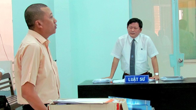 Ông Nguyễn Phong Quang, Giám đốc Cty Rồng Việt và luật sư Trần Đình Triển tại phiên tòa. Ảnh: Nguyễn Đình Quân
