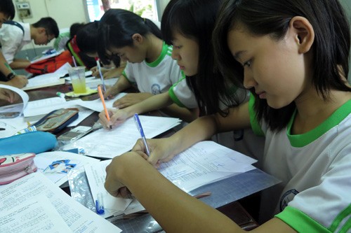  Học sinh Trường THPT Marie Curie (TP.HCM) làm hồ sơ đăng ký dự thi ĐH - Ảnh: Đào Ngọc Thạch (Thanh Niên)