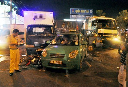  Một vụ tai nạn liên hoàn giữa 6 phương tiện xảy ra tại TPHCM đêm 3/5. Ảnh: Trung Kiên (Dân Trí)