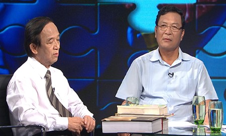 Bộ trưởng Bộ GD-ĐT Phạm Vũ Luận (bên phải) và GS Nguyễn Lân Dũng tại buổi đối thoại.