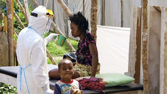 Một bệnh nhân nhiễm Ebola đang được chăm sóc ở Sierra Leone. Ảnh: Reuters