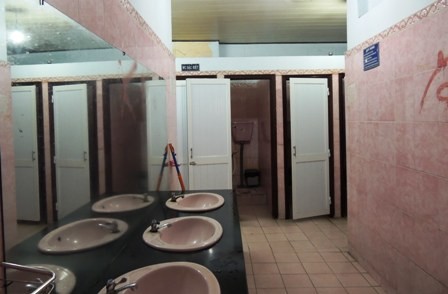 Một trong các khu nhà vệ sinh hiện tại của Trường THCS Colette. 