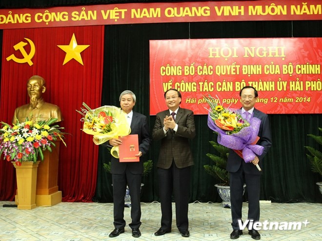 Trưởng ban Tổ chức Trung ương Tô Huy Rứa (giữa) trao quyết định cho ông Nguyễn Văn Thành (phải) và ông Dương Anh Điền. Ảnh: Đoàn Minh Huệ/Vietnam+ 
