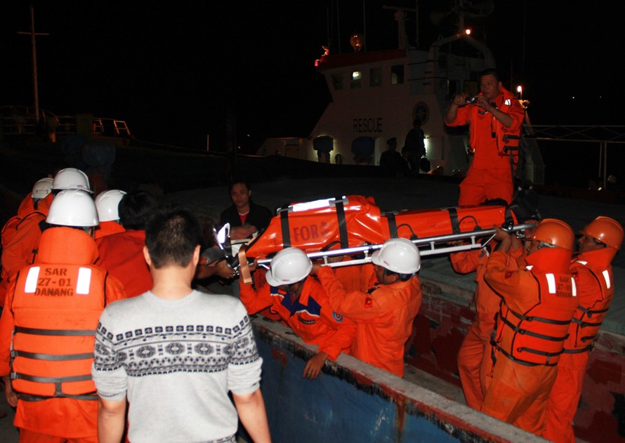 Thuyền viên tàu SAR 27-01 đưa ông Edward Cupisz lên cảng Nha Trang, để đưa đi cứu chữa tại bệnh viện