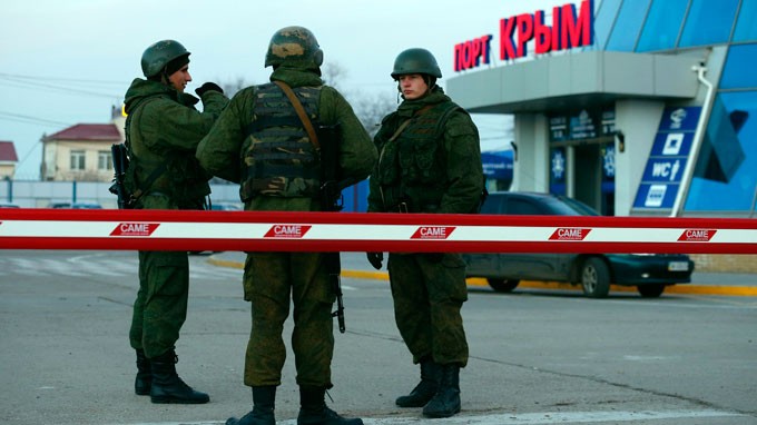 Lính Nga gác tại thị trấn Kerch ở Crimea - Ảnh: Reuters