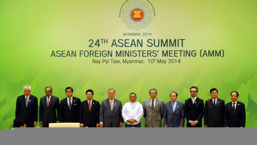 Tổng Thư ký ASEAN Lê Lương Minh (ngoài cùng, bên phải) và các bộ trưởng ngoại giao ASEAN trước Hội nghị Bộ trưởng Ngoại giao ASEAN tại thủ đô Nay Pyi Taw của Myanmar hôm 10/5. Ảnh: Xinhua