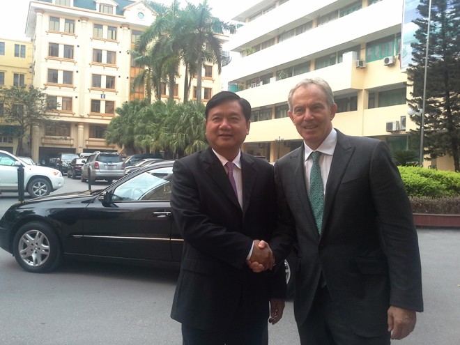 Bộ trưởng GTVT Đinh La Thăng và cựu thủ tướng Anh Tony Blair trong cuộc gặp chiều nay, 3/3.