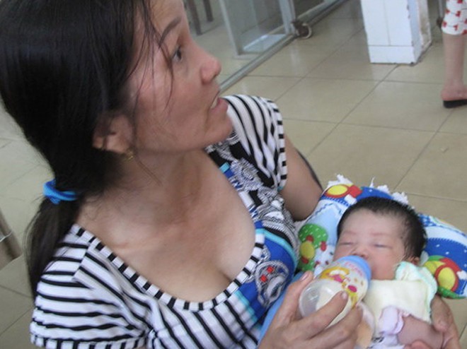 Bé gái đang được bà ngoại Võ Thị Thanh chăm sóc tại bệnh viện. Ảnh: Zing