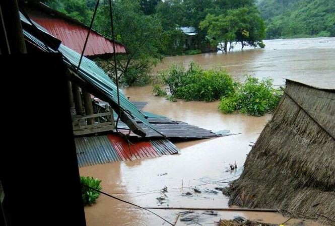 Hàng chục ngôi nhà tại huyện Kỳ Sơn (Nghệ An) bị ngập lụt và bị lũ cuốn trôi.