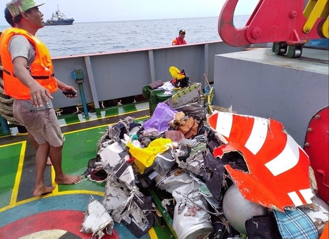 Mảnh vỡ máy bay, đồ đạc chất thành đống trên tàu cứu hộ. Ảnh: Reuters.