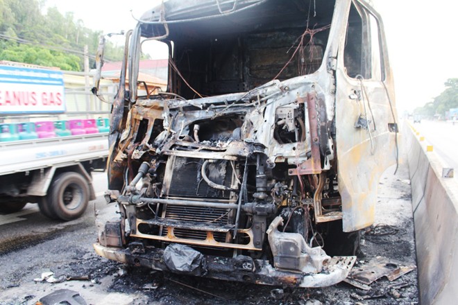 Chiếc xe tải chở vôi bị lửa thiêu rụi khi đang di chuyển trên đường.