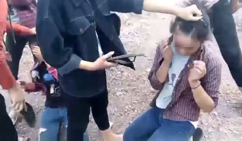 Nhóm 6 nữ sinh dùng dép tông đánh vào mặt nạn nhân. Ảnh: Cắt từ video.