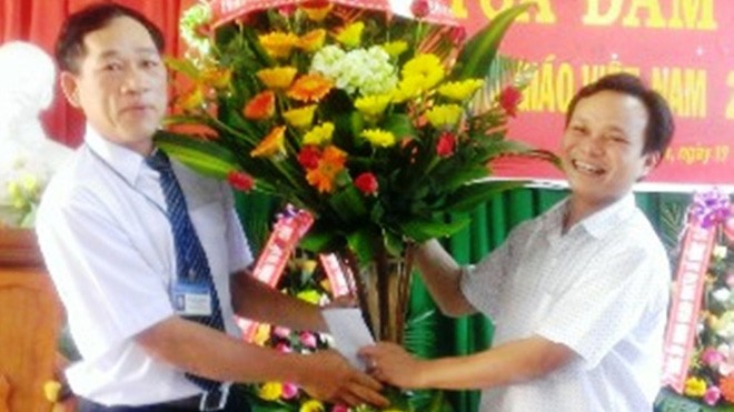 Ông Nguyễn Mạnh Hùng (bìa phải), Chủ tịch huyện A Lưới, có anh “cột chèo” làm Bí thư Huyện ủy