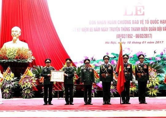 Thừa ủy quyền của Chủ tịch nước, Thượng tướng Trần Đơn,Thứ trưởng Bộ Quốc phòng trao Huân chương Bảo vệ Tổ quốc hạng Nhất cho Ban Thanh niên Quân đội.
