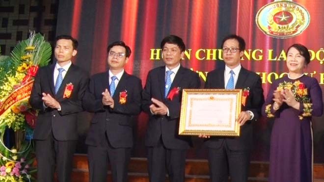 Thừa ủy quyền của Chủ tịch nước, Thứ trưởng Bộ GD&ĐT Nguyễn Thị Nghĩa trao Huân chương Lao động hạng Ba cho Đại học Sư phạm Huế. 