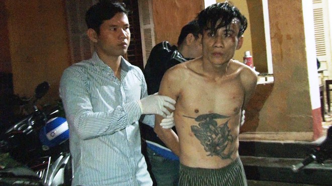 Con nghiện xăm trổ, nhiễm HIV Phan Phước Anh bị bắt giữ khi tẩu thoát cùng chiếc xe gắn máy cướp được.