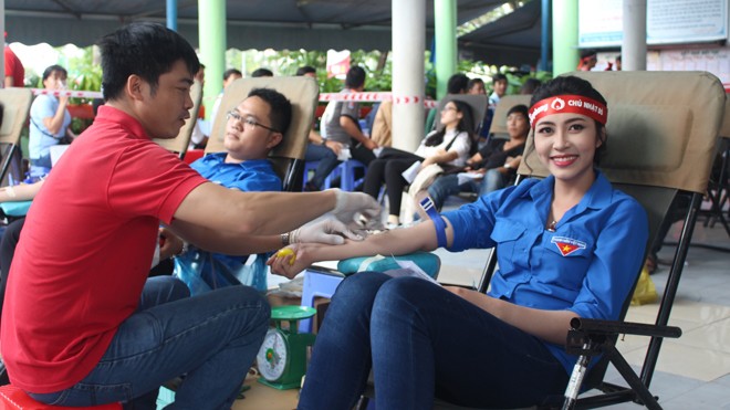 Đặng Thu Thảo - Miss International 2014 tham gia hiến máu tại Chủ Nhật Đỏ 2017