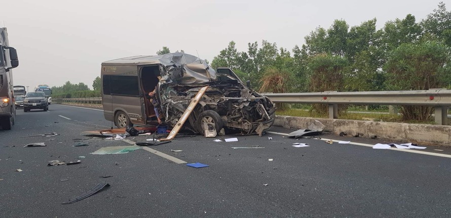 Vụ tai nạn trên cao tốc Pháp Vân- Cầu Giẽ- Nình Bình chiều 5/3 làm 2 người chết, 2 người bị thương (ảnh: Hoàng Long)