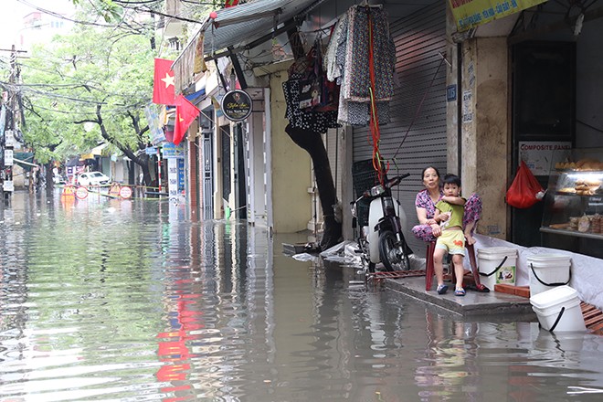 Hai trận mưa lớn liên tiếp trong đêm 29 và sáng 30/4 khiến phố Hoa Bằng (Cầu Giấy, Hà Nội) ngập nặng, nơi sâu nhất ngập đến đầu gối.