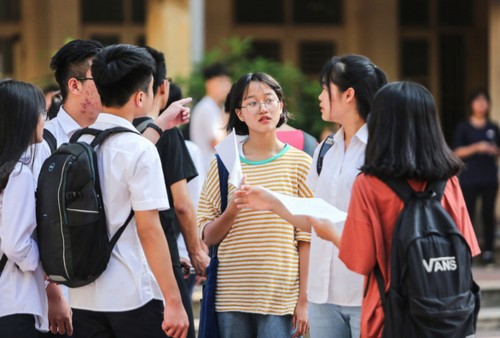 Sáng nay, hơn 85.000 thí sinh làm thủ tục dự thi vào lớp 10 tại Hà Nội