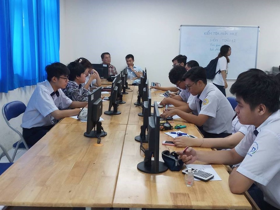  Học sinh trường THPT Nguyễn Du làm bài thi trên máy tính. Ảnh: Internet